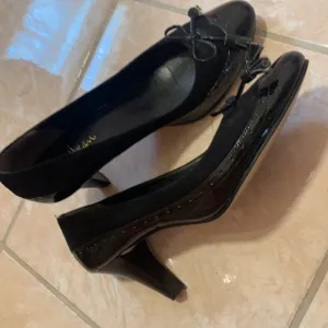 COLE HAAN BLACK LEATHER PUMPS HEELS BOW PATENT LEATHER OXFORDS TASSELS 7B SHOES