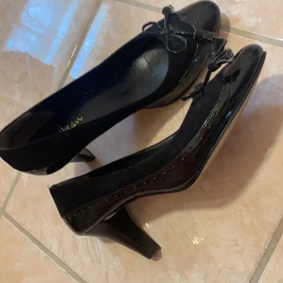 COLE HAAN BLACK LEATHER PUMPS HEELS BOW PATENT LEATHER OXFORDS TASSELS 7B SHOES