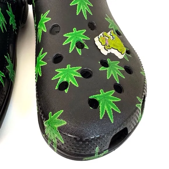 CROCS Classic Hemp Leaf Clog Men’s Size 12 with Jibbitz Charms – Limited Edition