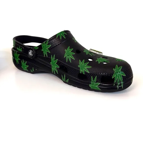 CROCS Classic Hemp Leaf Clog Men’s Size 12 with Jibbitz Charms – Limited Edition