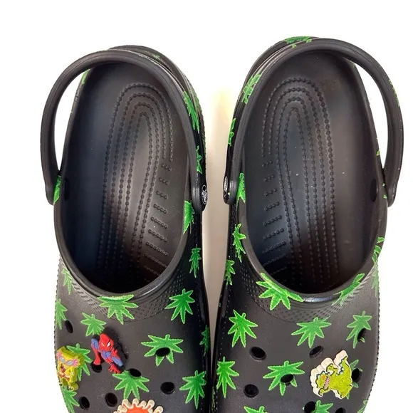 CROCS Classic Hemp Leaf Clog Men’s Size 12 with Jibbitz Charms – Limited Edition