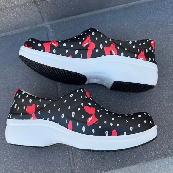 CROCS Minnie Mouse clogs slip-on shoes Disney  red black white 8 nursing NERIA