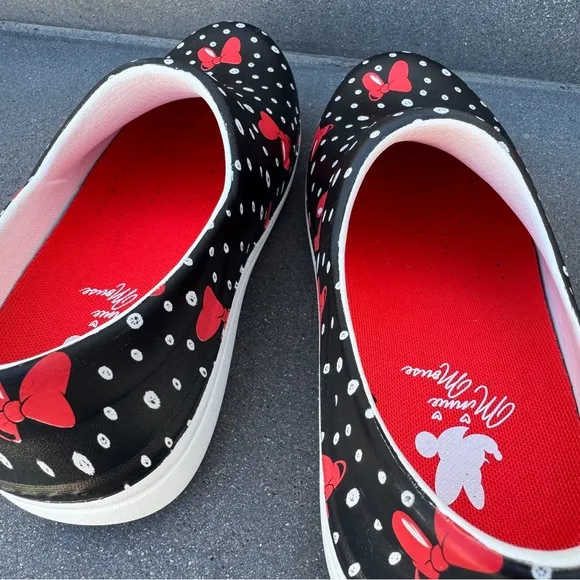 CROCS Minnie Mouse clogs slip-on shoes Disney  red black white 8 nursing NERIA