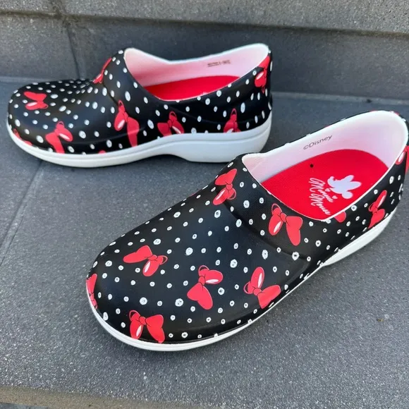 CROCS Minnie Mouse clogs slip-on shoes Disney  red black white 8 nursing NERIA