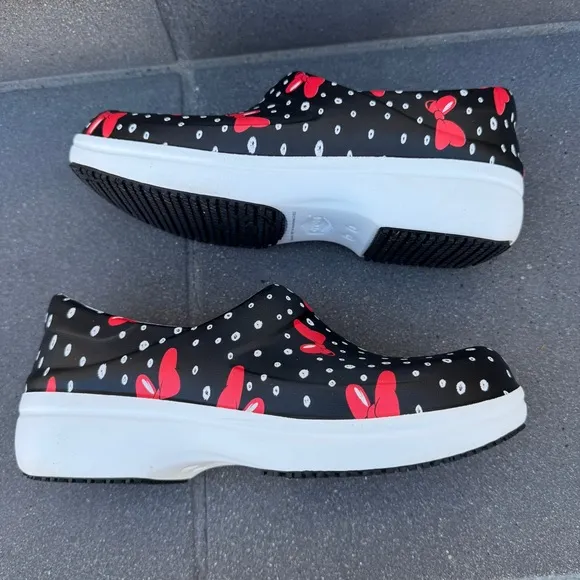 CROCS Minnie Mouse clogs slip-on shoes Disney  red black white 8 nursing NERIA
