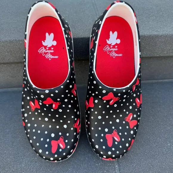 CROCS Minnie Mouse clogs slip-on shoes Disney  red black white 8 nursing NERIA
