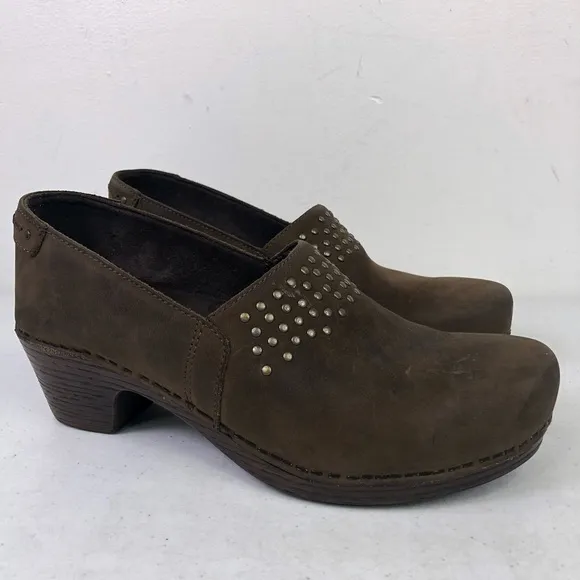 Dansko 9307787800 Brown Suede Round Toe Studded Slip On Womens Clogs Sz 38
