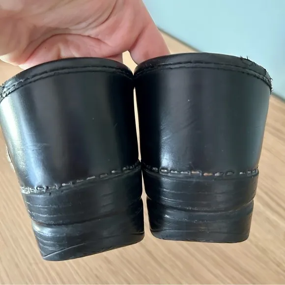Dansko Black Leather Nursing Clogs – Unisex, Size EU 39 (US Women’s 8 / Men’s 6)