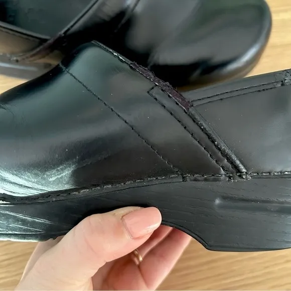 Dansko Black Leather Nursing Clogs – Unisex, Size EU 39 (US Women’s 8 / Men’s 6)