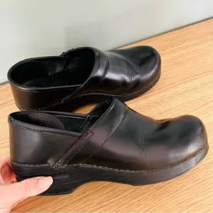 Dansko Black Leather Nursing Clogs – Unisex, Size EU 39 (US Women’s 8 / Men’s 6)