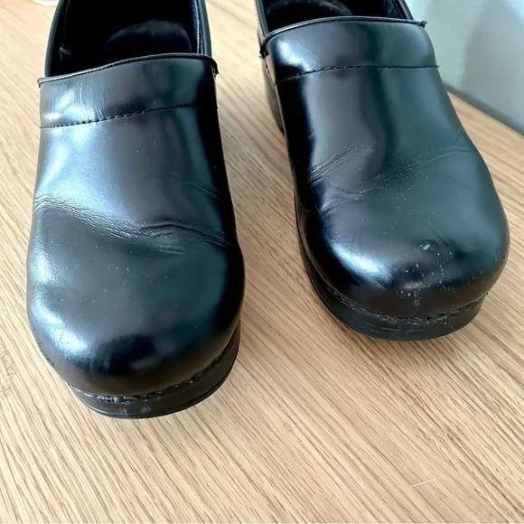 Dansko Black Leather Nursing Clogs – Unisex, Size EU 39 (US Women’s 8 / Men’s 6)