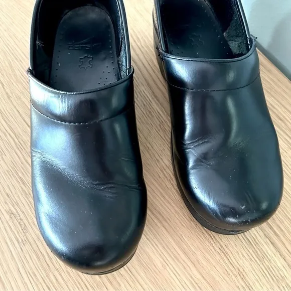 Dansko Black Leather Nursing Clogs – Unisex, Size EU 39 (US Women’s 8 / Men’s 6)