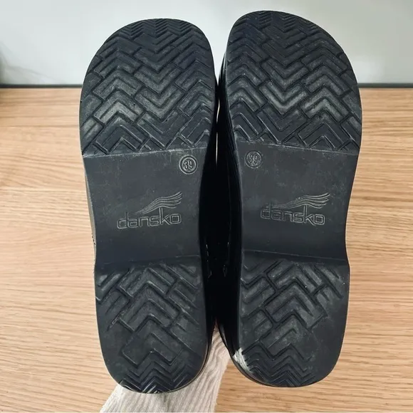 Dansko Black Leather Nursing Clogs – Unisex, Size EU 39 (US Women’s 8 / Men’s 6)