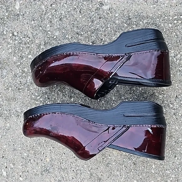 DANSKO Burgundy Red Patent LeatherComfort Professional Clogs Size 41 (10…