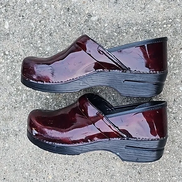 DANSKO Burgundy Red Patent LeatherComfort Professional Clogs Size 41 (10…