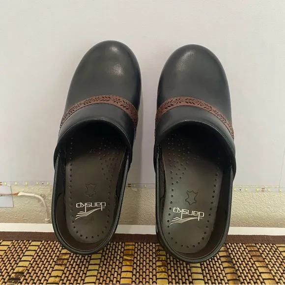 Dansko Clogs Women’s Penny Full Grain Black Leather Slip On Size 6.5 - 7