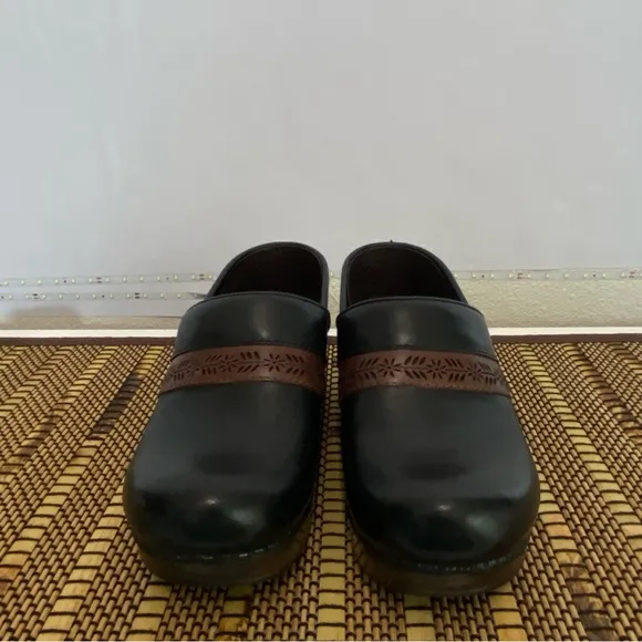 Dansko Clogs Women’s Penny Full Grain Black Leather Slip On Size 6.5 - 7