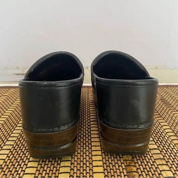 Dansko Clogs Women’s Penny Full Grain Black Leather Slip On Size 6.5 - 7