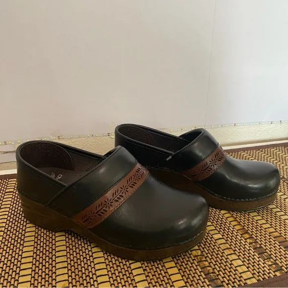 Dansko Clogs Women’s Penny Full Grain Black Leather Slip On Size 6.5 - 7
