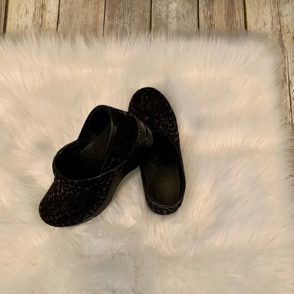 Dansko closed back clogs - Size 38 - Black velvet Subtle Animal Print