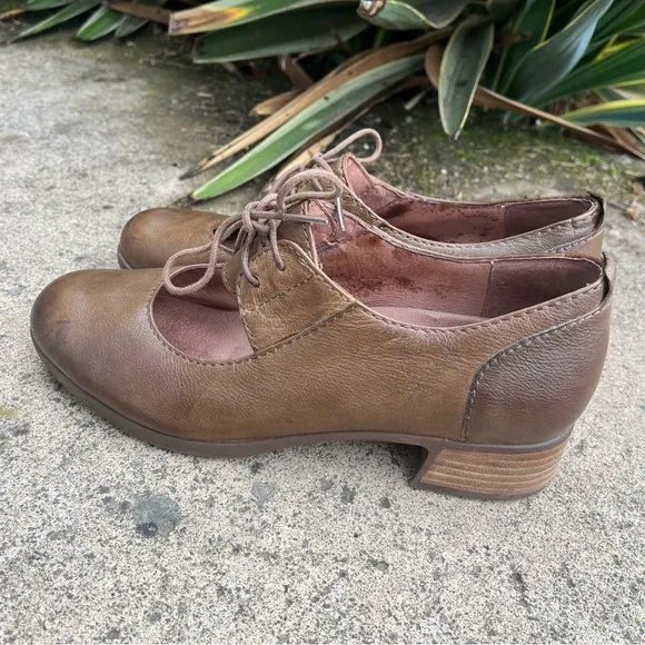 Dansko Mary Jane Linda Lace Up Pump Oxfords in Taupe Burnished Leather