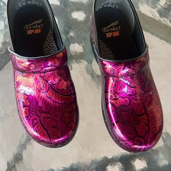 Dansko New no Box EU38 XP 2.0 Fuchsia Tooled Patent Leather Nursing Clogs