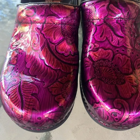 Dansko New no Box EU38 XP 2.0 Fuchsia Tooled Patent Leather Nursing Clogs