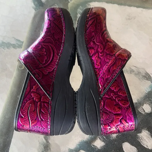 Dansko New no Box EU38 XP 2.0 Fuchsia Tooled Patent Leather Nursing Clogs
