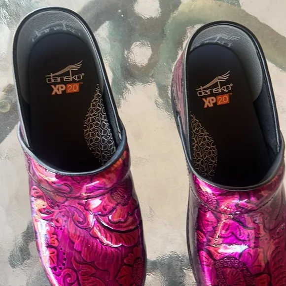 Dansko New no Box EU38 XP 2.0 Fuchsia Tooled Patent Leather Nursing Clogs