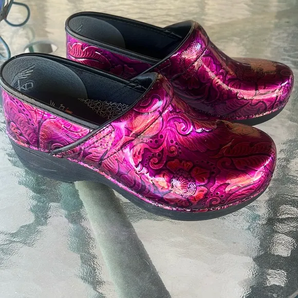Dansko New no Box EU38 XP 2.0 Fuchsia Tooled Patent Leather Nursing Clogs