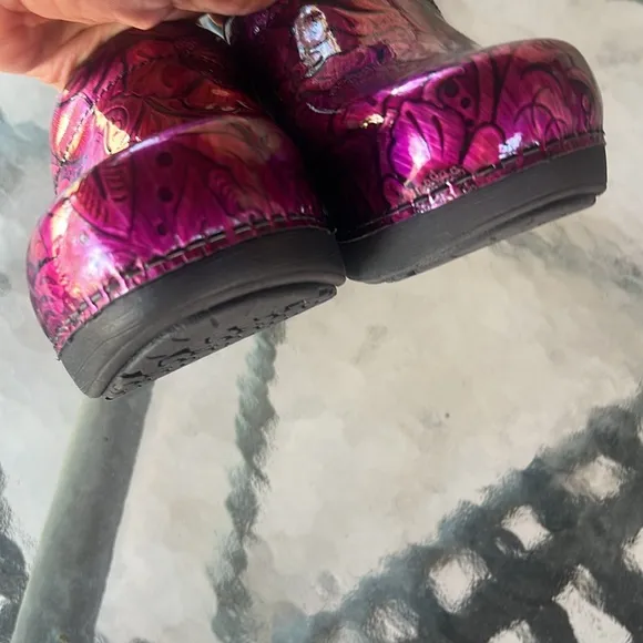 Dansko New no Box EU38 XP 2.0 Fuchsia Tooled Patent Leather Nursing Clogs