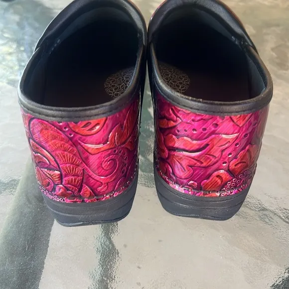 Dansko New no Box EU38 XP 2.0 Fuchsia Tooled Patent Leather Nursing Clogs