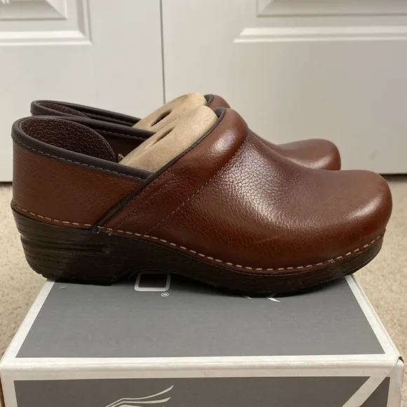 Dansko NIB Women's Brown Professional Tumbled Pull Up Clogs Size‎ EU 36 US 5.5-6