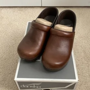 Dansko NIB Women's Brown Professional Tumbled Pull Up Clogs Size‎ EU 36 US 5.5-6