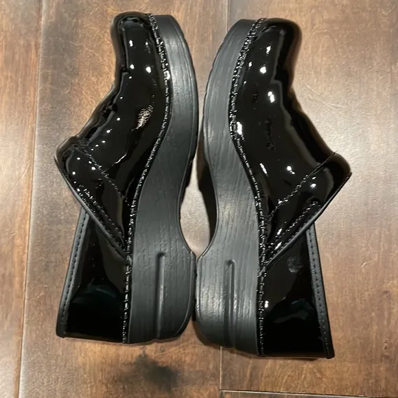 Dansko Professional Black Patent clogs NEW