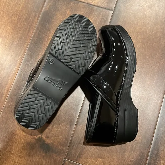 Dansko Professional Black Patent clogs NEW