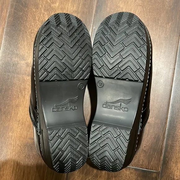 Dansko Professional Black Patent clogs NEW