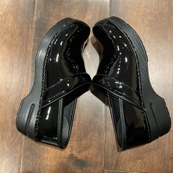 Dansko Professional Black Patent clogs NEW