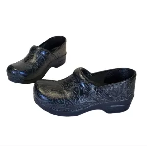 Dansko Professional Black Tooled Leather Printed Work Clogs Women’s Size 40