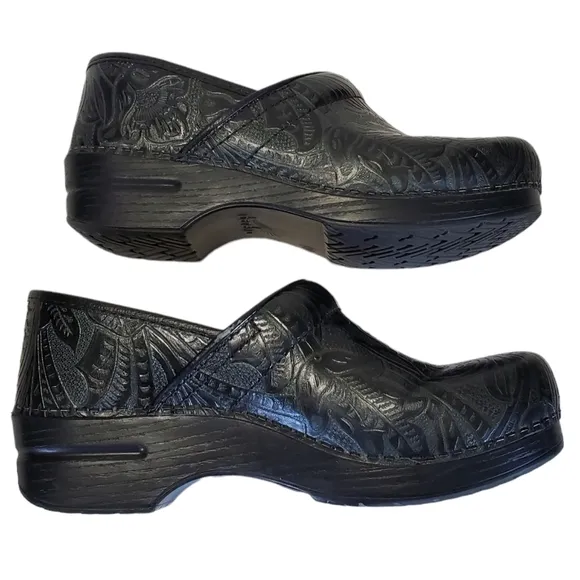 Dansko Professional Black Tooled Leather Printed Work Clogs Women’s Size 40
