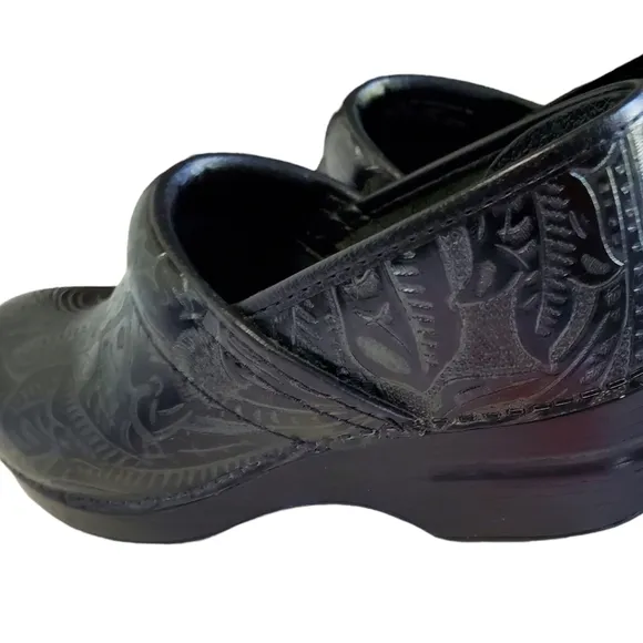 Dansko Professional Black Tooled Leather Printed Work Clogs Women’s Size 40
