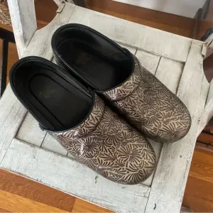 Dansko size 39 metallic black clogs