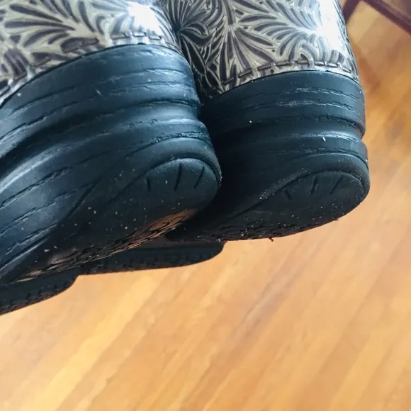 Dansko size 39 metallic black clogs