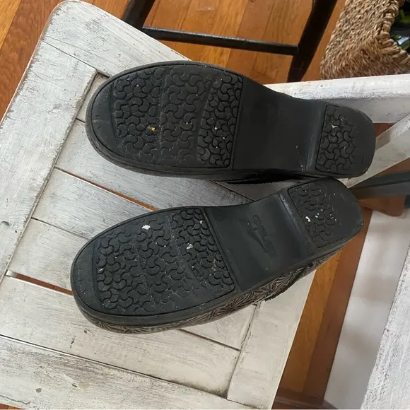 Dansko size 39 metallic black clogs