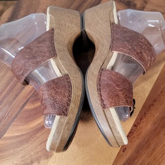 Dansko Sophie Brown floral Tooled Leather Clog Sandals Size 41 Comfy Boho Retro