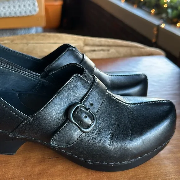 Dansko Tamara black leather belted closed back clogs. Size Euro 38/USA 8