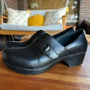 Dansko Tamara black leather belted closed back clogs. Size Euro 38/USA 8