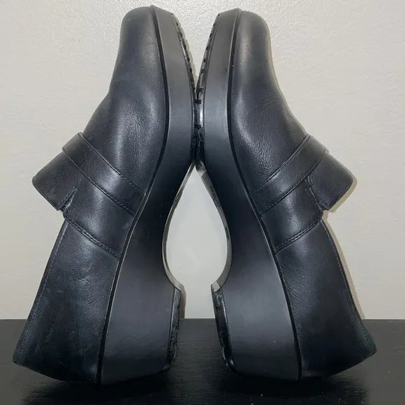 Dansko Tamara Black Leather Clogs with accent buckle.  Size 40 EU or 10-10.5 US.