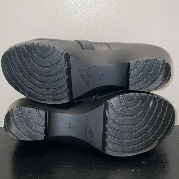 Dansko Tamara Black Leather Clogs with accent buckle.  Size 40 EU or 10-10.5 US.