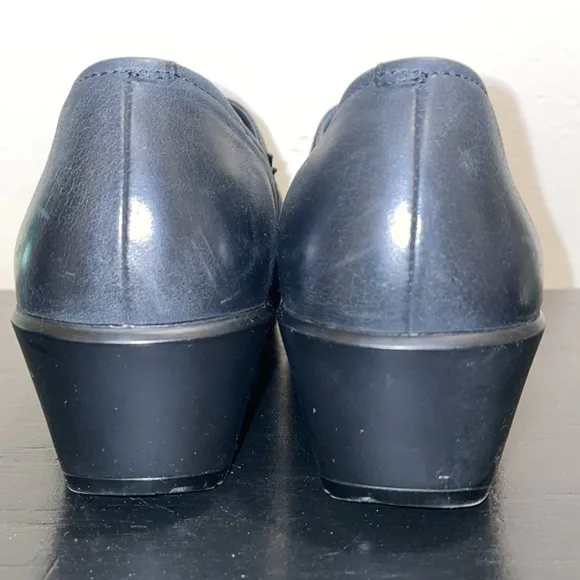 Dansko Tamara Black Leather Clogs with accent buckle.  Size 40 EU or 10-10.5 US.